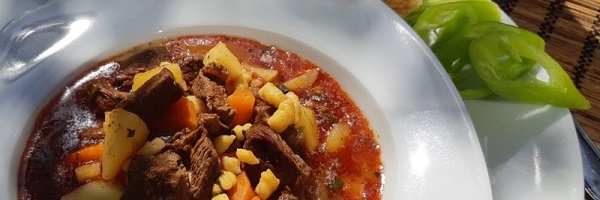 Gulyásleves bográcsban*